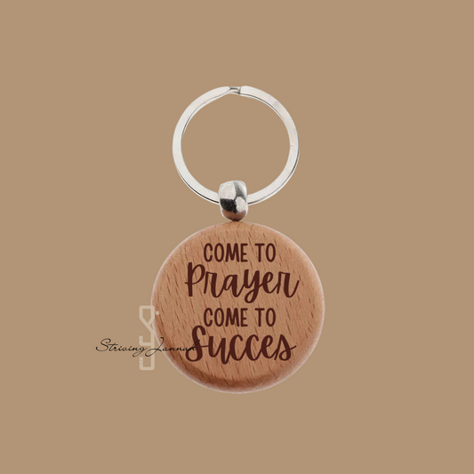 Gegraveerde houten sleutelhanger: " Come to Prayer, come to succes"